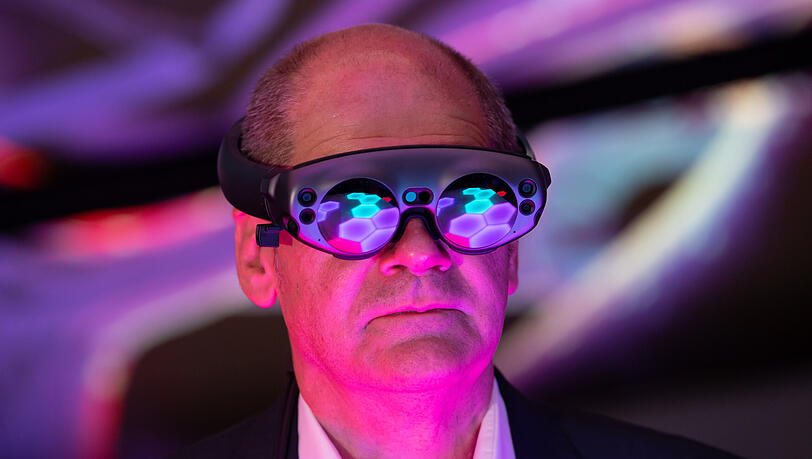 06.07.2021, Bayern, München: Olaf Scholz, SPD-Kanzlerkandidat und Bundesfinanzminister, steht während eines Besuchs beim Medizintechnikhersteller Brainlab im sogenannten «Spacelab». Er trägt dabei eine Mixed-Reality-Brille, die ihm ein holographisches Bild zeigt. Foto: Sven Hoppe/dpa +++ dpa-Bildfunk +++