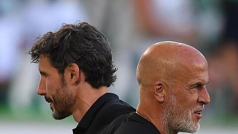 Interimstrainer Michael Frontzeck (r) übernimmt beim VfL Wolfsburg die Aufgaben von Mark van Bommel.