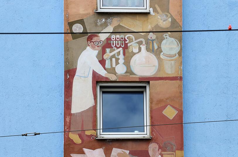 Der Beruf des Apothekers ist hier an der Hauswand in der Tegernseer Landstraße sehr malerisch verewigt worden.