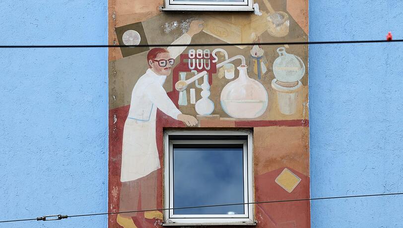 Der Beruf des Apothekers ist hier an der Hauswand in der Tegernseer Landstraße sehr malerisch verewigt worden. Der Beruf des Apothekers ist hier an der Hauswand in der Tegernseer Landstraße sehr malerisch verewigt worden.