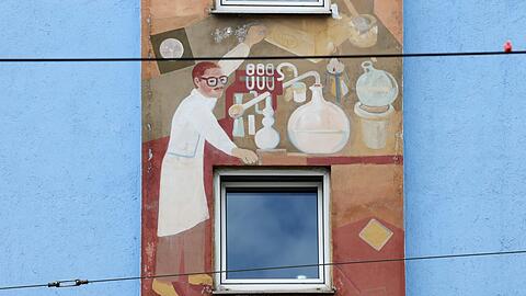 Der Beruf des Apothekers ist hier an der Hauswand in der Tegernseer Landstraße sehr malerisch verewigt worden.
