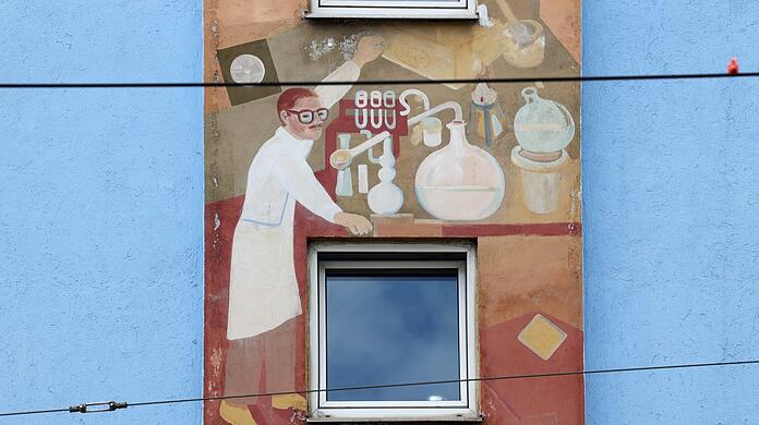 Der Beruf des Apothekers ist hier an der Hauswand in der Tegernseer Landstraße sehr malerisch verewigt worden.