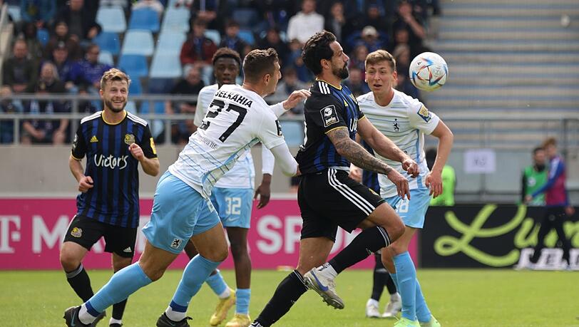 Liefen hinterher: 1860 um Semi Belkahia (l.) und Marius Wörl (r.) beim 1. FC Saarbrücken.