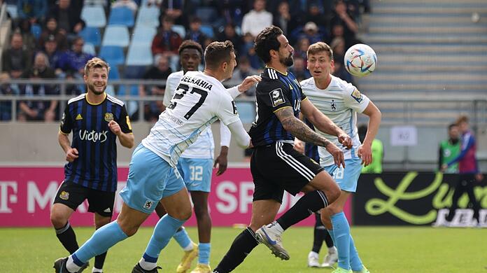 Liefen hinterher: 1860 um Semi Belkahia (l.) und Marius Wörl (r.) beim 1. FC Saarbrücken.