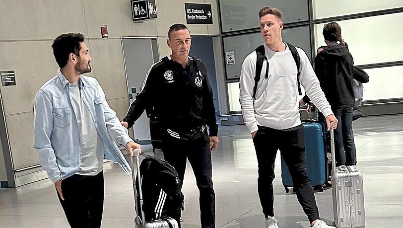 Zwei Führungsspieler als Nachzügler: DFB-Kapitän Ilkay Gündogan und Marc-André ter Stegen reisten aus Barcelona nach. Foto: Maximilian Koch Zwei Führungsspieler als Nachzügler: DFB-Kapitän Ilkay Gündogan und Marc-André ter Stegen reisten aus Barcelona nach. Foto: Maximilian Koch