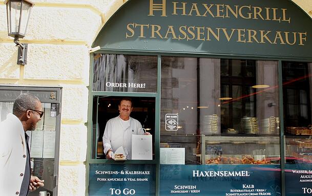 Küchenchef Erhard Schneider weiß, wie die Kruste knusprig wird.