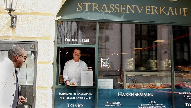 Küchenchef Erhard Schneider weiß, wie die Kruste knusprig wird.