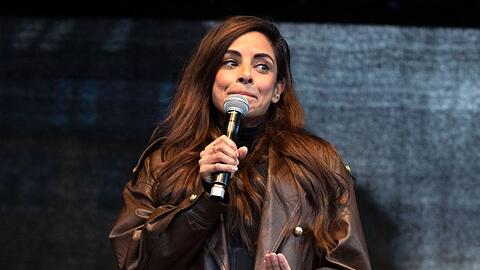 Collien Fernandes auf einer Demonstration in Hamburg.