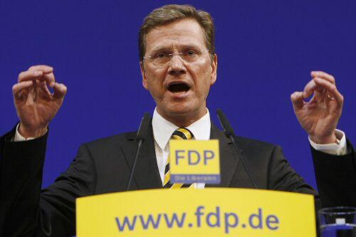FDP-Chef Guido Westerwelle hält weiter an den Steuersenkungsplänen fest.