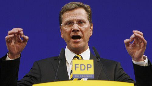 FDP-Chef Guido Westerwelle hält weiter an den Steuersenkungsplänen fest.