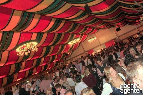 Dirndl, Lederhosen und viel Spaß: Die Party "Tracht und Pracht" am Samstag im Hippodrom auf der Theresienwiese. Mehr Bilder unter: www.nachtagenten.de.