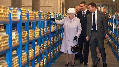 Queen Elizabeth II. stattet der Bank of England einen Besuch ab und schaut sich den Goldvorrat an.