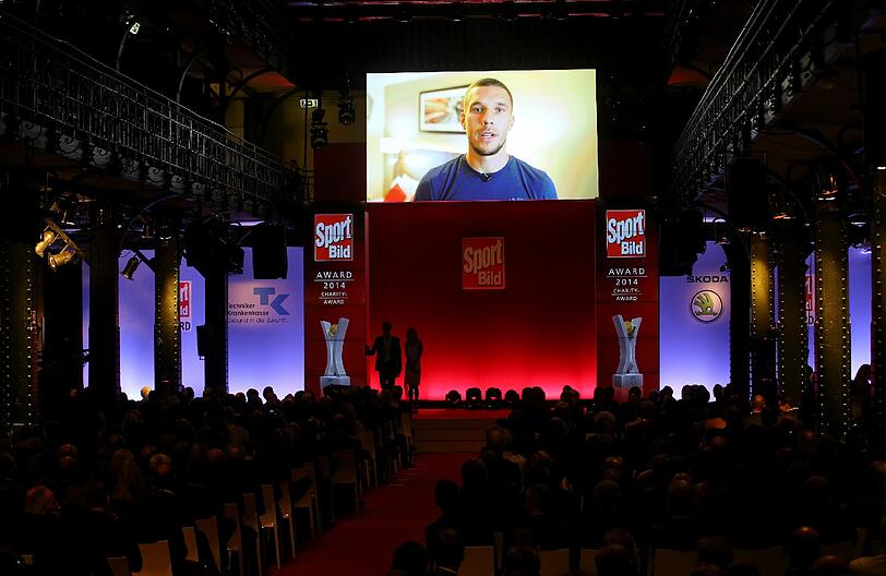 Lukas Podolski bedankt sich für den Gewinn des Charity Awards per Videobotschaft.