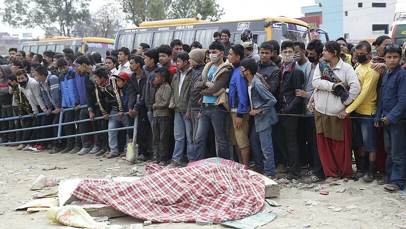 Ausnahmezustand in Kathmandu: Nach dem schwersten Erdbeben seit über 80 Jahren wurde in Nepal der Notstand ausgerufen. Die erschütternden Bilder. Ausnahmezustand in Kathmandu: Nach dem schwersten Erdbeben seit über 80 Jahren wurde in Nepal der Notstand ausgerufen. Die erschütternden Bilder.