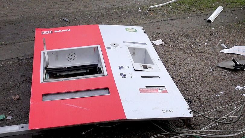 Die Front des Fahrscheinautomaten wurde komplett herausgesprengt. Die Front des Fahrscheinautomaten wurde komplett herausgesprengt.