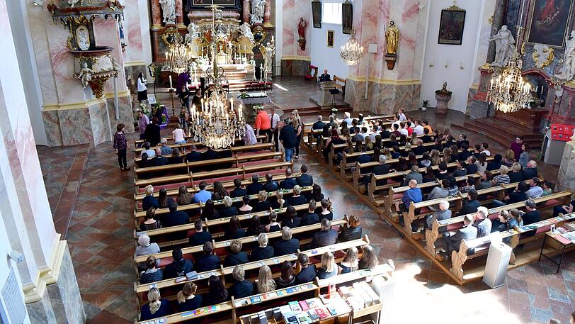 Ein Gedenkstelle mit einem Foto ist vor dem Altar (links) in der Pfarrkirche Maria Himmelfahrt aufgebaut, als die Trauergäste ihre Platze zwischen den Bänken einnehmen.