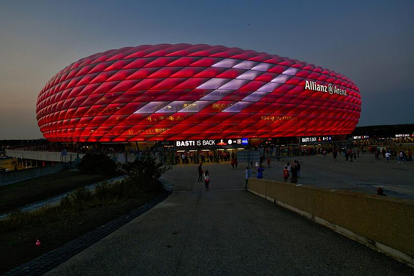 "Basti is back": Stadion in Sonderbeleuchtung mit der Illumination der Nummer 31.