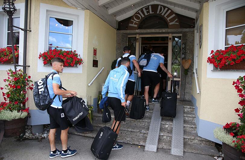 Der Löwen-Tross um Daniel Bierofka ist am Dienstagmittag im 4-Sterne-Hotel "Dilly Resort" angekommen.