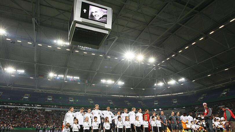 18. November 2009: Schweigeminute zu Ehren von Robert Enke in der Veltins-Arena in Gelsenkirchen - vor dem Länderspiel Deutschland gegen Elfenbeinküste.