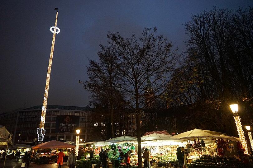 Es ist inzwischen guter Brauch, dass im Advent auch der Viktualienmarkt im Lichterglanz erstrahlt. Am Donnerstagabend nahmen Kommunalreferent Axel Markwardt, Markthallenchef Boris Schwartz und Elke Fett, die Sprecherin der Marktleute, die Lichterketten in Betrieb. Und siehe: Es ward Licht &ndash; und aus dem Maibaum ein Christbaum. Naja, beinahe.