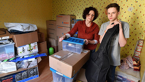 Leben seit fünf Monaten auf gepackten Kisten: Bozena B. und ihr Sohn Paul müssen Ende März aus ihrer Wohnung raus. Doch auch nach anderthalb Jahren Suche, haben sie noch nichts Neues.