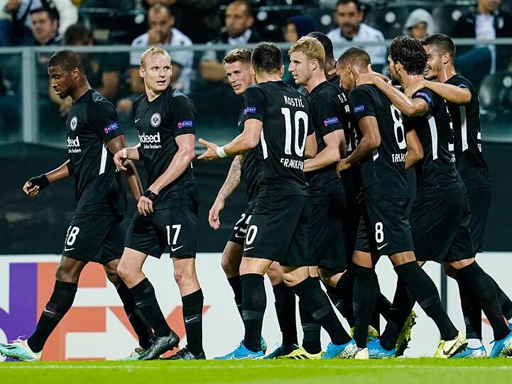 Frankfurts Mannschaft jubelt über das Tor zum 1:0 gegen Vitoria Guimaraes.