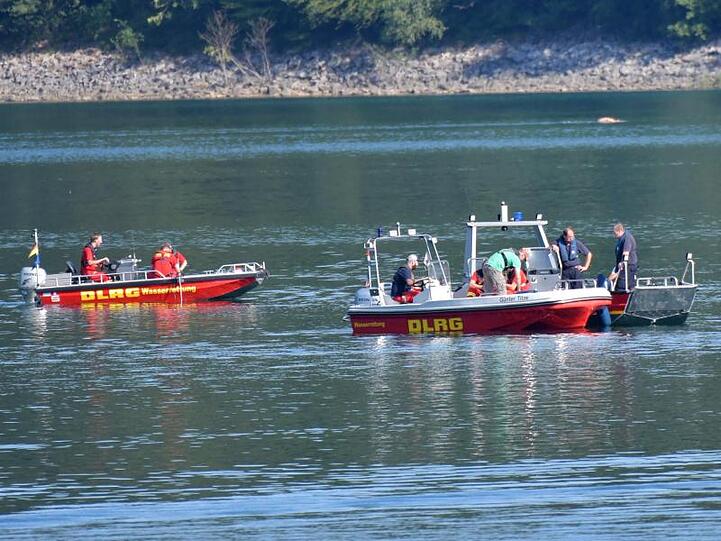 Einsatzkräfte der Feuerwehr und der DLRG suchen im Biggesee nach einem vermissten Mann.