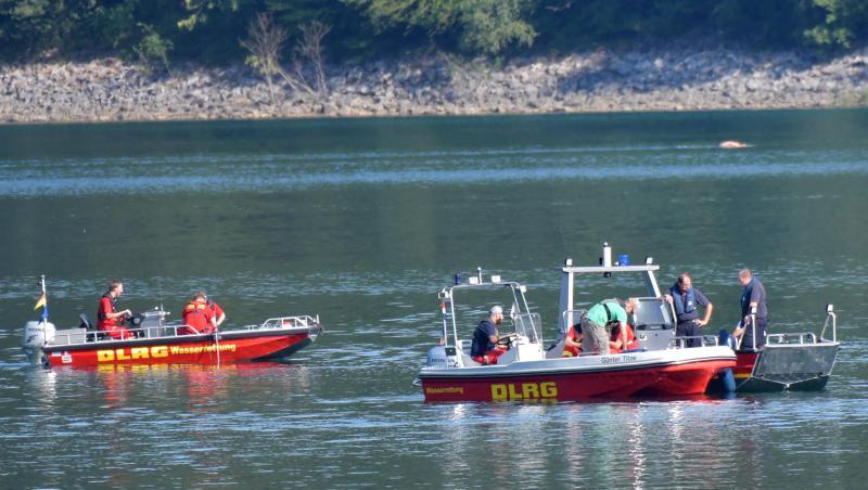 Einsatzkräfte der Feuerwehr und der DLRG suchen im Biggesee nach einem vermissten Mann. Einsatzkräfte der Feuerwehr und der DLRG suchen im Biggesee nach einem vermissten Mann.