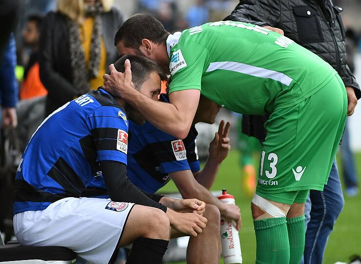 Glück gehabt: Zum Ende seiner Debütsaison bei den Löwen entkommt 1860 nur knapp dem Abstieg. Am letzten Spieltag geht es für 1860 zu Mölders' Ex-Klub FSV Frankfurt, der trotz eines 2:1-Sieges den Gang in die 3. Liga antreten muss.