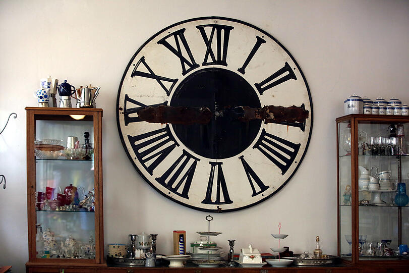Die  schöne Wanduhr ist ein Hingucker.