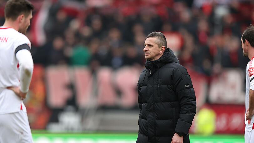 Der Regensburger Trainer Mersad Selimbegovic steht nach dem Abpfiff auf dem Platz.