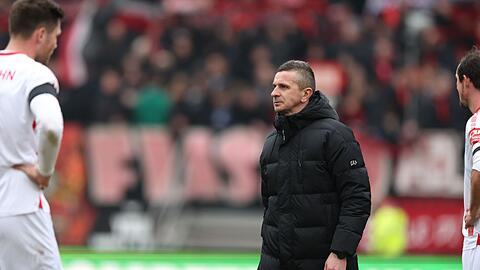 Der Regensburger Trainer Mersad Selimbegovic steht nach dem Abpfiff auf dem Platz.