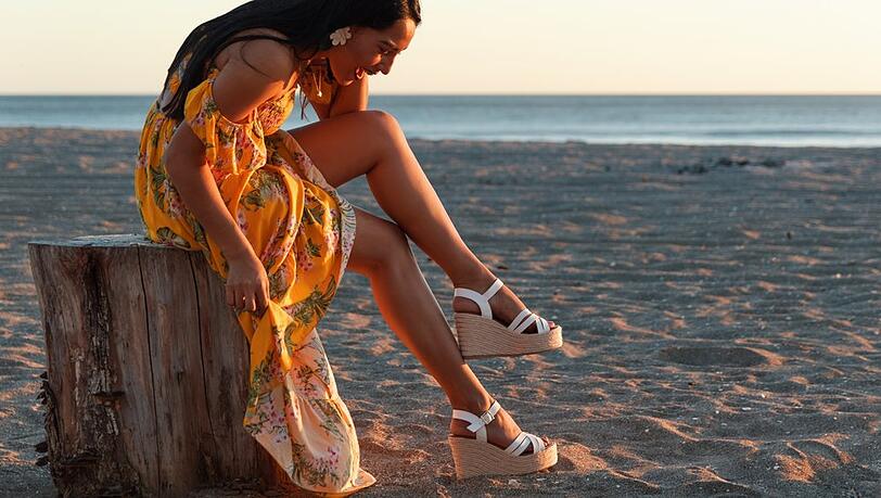 Der Sommerschuh 2023: Wedges und Keilabs&auml;tze sind gerade der Renner.