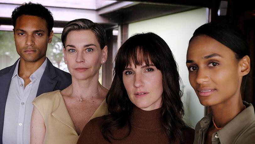 "Concordia - Tödliche Utopie" (v.l.): Noah Ericksen (Steven Sowah), Juliane Ericksen (Christiane Paul), Thea Ryan (Ruth Bradley) und Isabelle Larsson (Nanna Blondell) müssen den Mord an einem Einwohner Concordias aufklären.