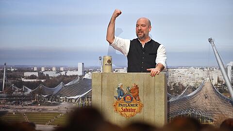 Stephan Zinner, Kabarettist, reagiert bei seiner Fastenrede w&auml;hrend des Starkbieranstichs in der Paulaner Brauerei am Nockherberg.