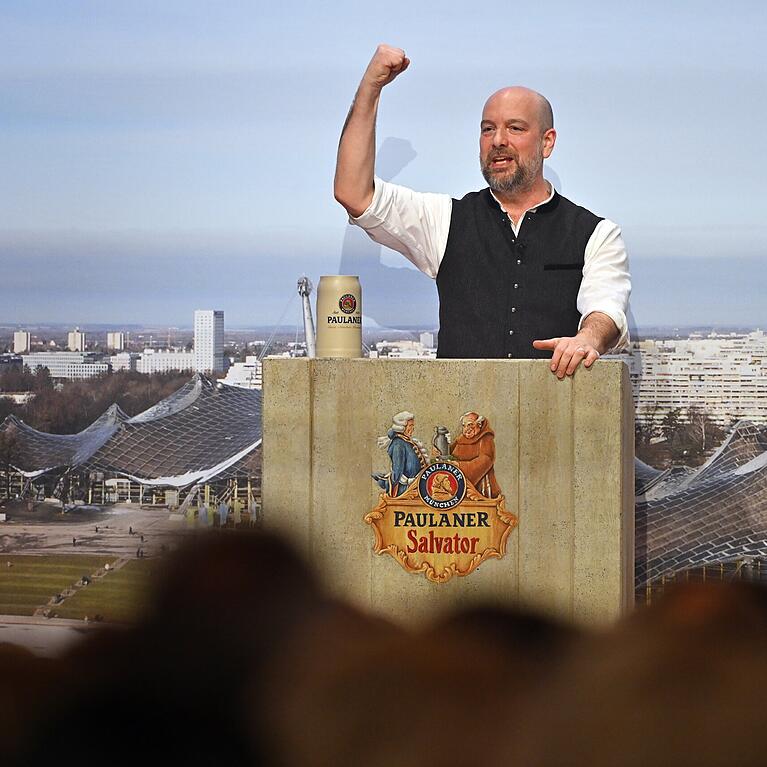Stephan Zinner, Kabarettist, reagiert bei seiner Fastenrede w&auml;hrend des Starkbieranstichs in der Paulaner Brauerei am Nockherberg.