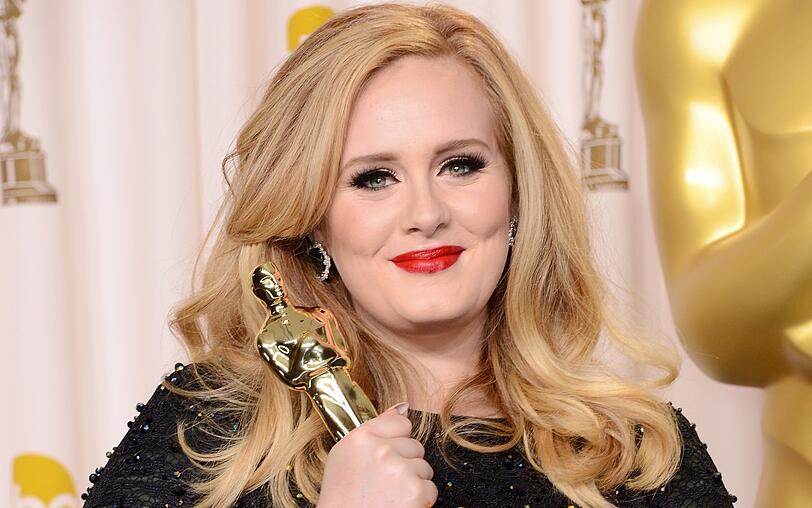 Gesungen hatte das Titellied zu "Skyfall" die britische Ausnahmesängerin Adele, hier bei der 85. Oscar-Verleihung im Jahr 2013 in Los Angeles. Gesungen hatte das Titellied zu "Skyfall" die britische Ausnahmesängerin Adele, hier bei der 85. Oscar-Verleihung im Jahr 2013 in Los Angeles.