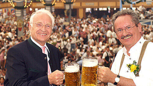 Geständnis beim Freibier? Edmund Stoiber (l.) sagt nein zur Geschichte von OB Christian Ude. Geständnis beim Freibier? Edmund Stoiber (l.) sagt nein zur Geschichte von OB Christian Ude.