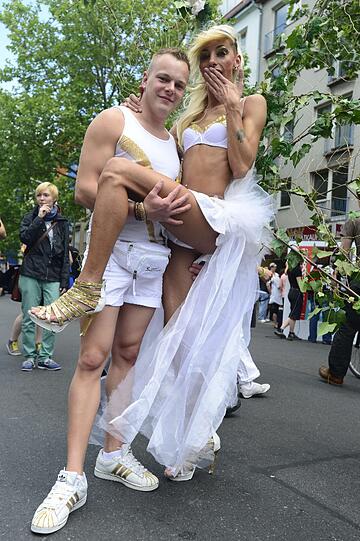 Schrill, sexy, ausgeflippt: Auf dem Christopher Street Day in Berlin steht die Toleranz gegenüber dem "Anderssein" im Vordergrund. Eine halbe Million Menschen werden zur Parade erwartet.