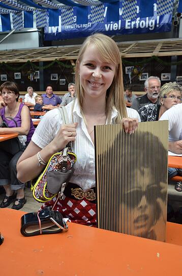 KRIMSKRAMS: 65 EURO
Annelie (21) hat gerade 65 Euro ausgegeben und dafür eine Tasche, ein Bild und einen Gürtel bekommen. Haben wollte sie nur die Tasche. Denn das Modell von George Gina & Lucy kostet neu weit über 100 Euro.
