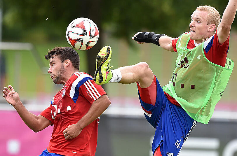 Die beiden Neuzugänge des FC Bayern München, Sebastian Rode und Juan Bernat trainieren auf dem Gelände ihres neuen Vereins in München.