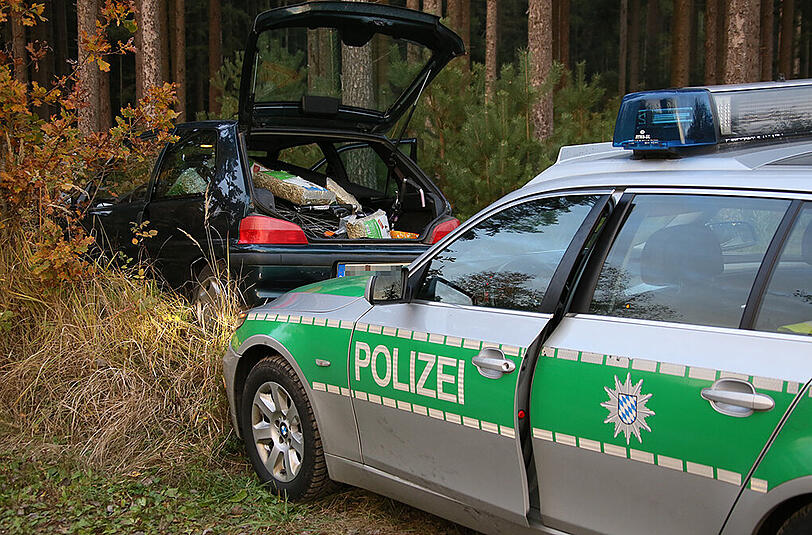 Die Polizei konnte den Mann nach einer langen Verfolgungsjagd auf einem Waldweg stellen.