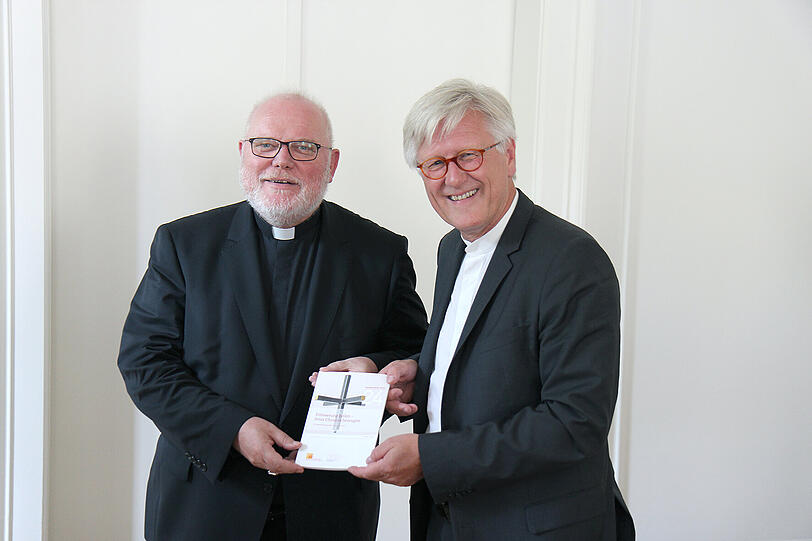 Nicht die Bibel wird hier überkonfessionell gehalten, sondern das &bdquo;Gemeinsame Wort zum Jahr 2017&ldquo;, auch &bdquo;Lutherjahr&ldquo; genannt, was die Brisanz unterstreicht. Aber Kardinal Reinhard Marx (li.) und der Ratspräsident der Evangelischen Kirche Deutschlands, Heinrich Bedford-Strohm, wollen, dass Evangelische und Katholiken ein großes &bdquo;Christusfest feiern&ldquo;.