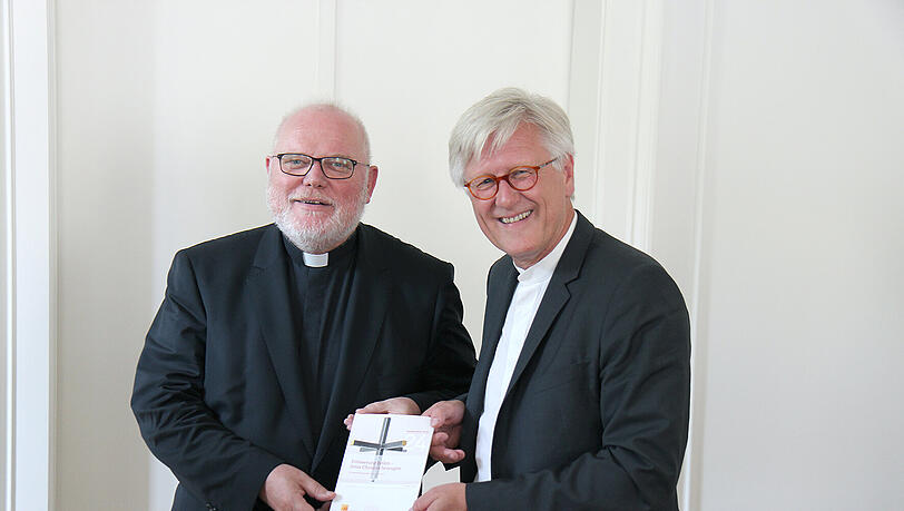 Nicht die Bibel wird hier überkonfessionell gehalten, sondern das „Gemeinsame Wort zum Jahr 2017“, auch „Lutherjahr“ genannt, was die Brisanz unterstreicht. Aber Kardinal Reinhard Marx (li.) und der Ratspräsident der Evangelischen Kirche Deutschlands, Heinrich Bedford-Strohm, wollen, dass Evangelische und Katholiken ein großes „Christusfest feiern“. Nicht die Bibel wird hier überkonfessionell gehalten, sondern das „Gemeinsame Wort zum Jahr 2017“, auch „Lutherjahr“ genannt, was die Brisanz unterstreicht. Aber Kardinal Reinhard Marx (li.) und der Ratspräsident der Evangelischen Kirche Deutschlands, Heinrich Bedford-Strohm, wollen, dass Evangelische und Katholiken ein großes „Christusfest feiern“.