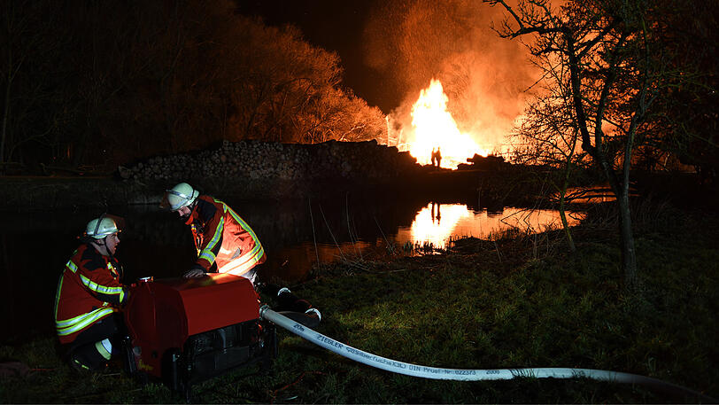 Die Feuerwehr bezog das Löschwasser aus der nahegelegenen Vils.