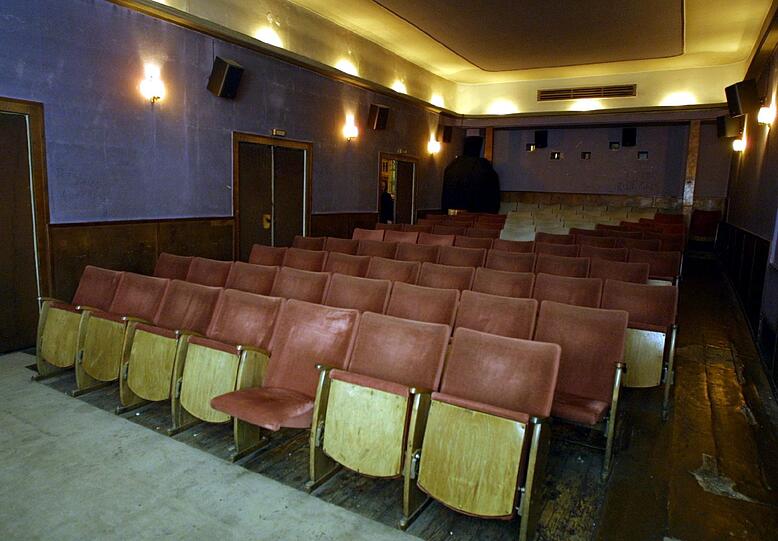 Hier der Kinosaal 2001, er hat sich seit Jahren nicht verändert. Das Treffen des Künstlertreffs ist im Foyer.