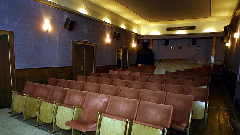 Hier der Kinosaal 2001, er hat sich seit Jahren nicht verändert. Das Treffen des Künstlertreffs ist im Foyer. Hier der Kinosaal 2001, er hat sich seit Jahren nicht verändert. Das Treffen des Künstlertreffs ist im Foyer.