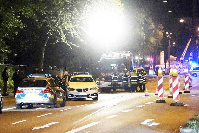 Wegen Übermüdung krachte der Fahrer eines BMW M2 in einen von der Polizei angehaltenen Mercedes und verletzte dabei zwei Beamte schwer.