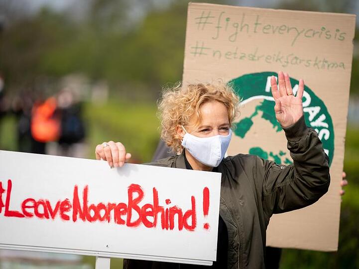 Katja Riemann mit Maske beim alternativen Klimastreik von Fridays for Future auf der Reichstagswiese in Berlin.