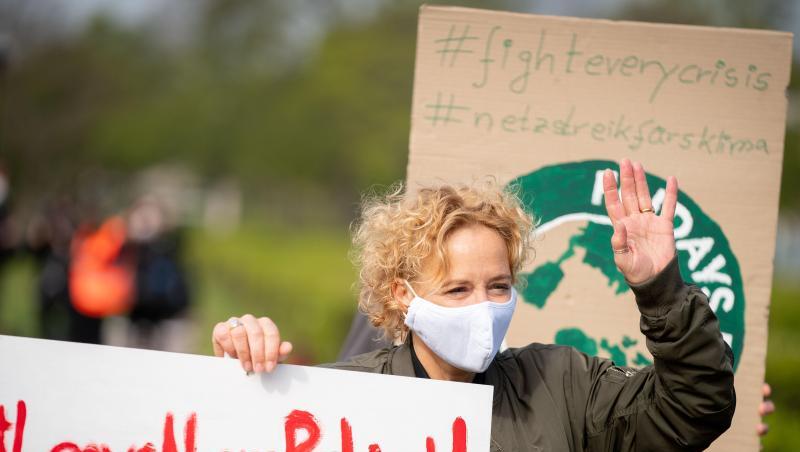 Katja Riemann mit Maske beim alternativen Klimastreik von Fridays for Future auf der Reichstagswiese in Berlin. Katja Riemann mit Maske beim alternativen Klimastreik von Fridays for Future auf der Reichstagswiese in Berlin.